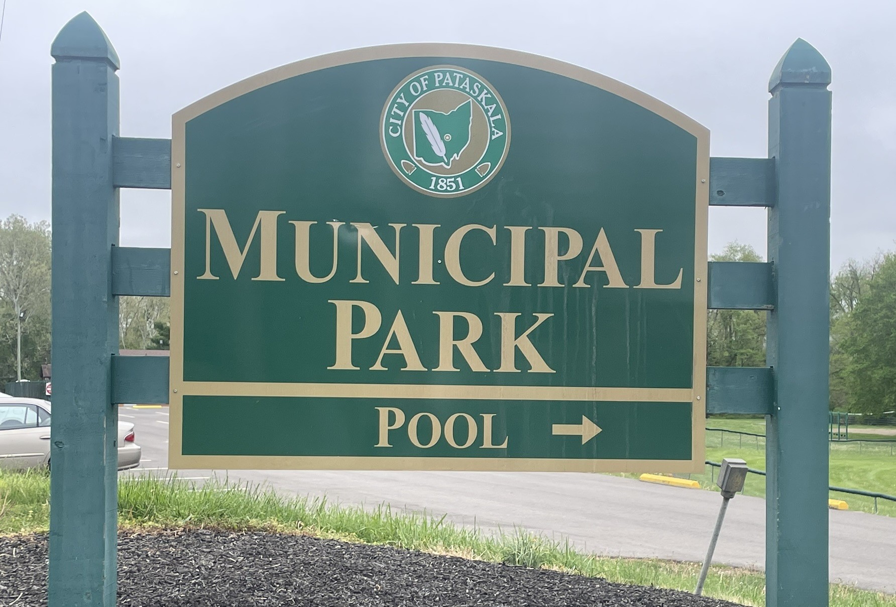 Pataskala Municipal Park sign with arrow toward pool